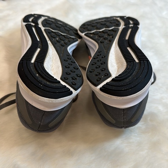 Nike running shoe grey, peach swoosh, white/black soles size 8W - Picture 10 of 14